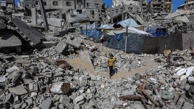  Zerstörte Gebäude und Trümmer sind zu sehen, als vertriebene Palästinenser nach dem Rückzug der israelischen Streitkräfte am 14. Oktober 2025 in die Region Akkad in Khan Yunis im Gazastreifen zurückkehren. Nach Inkrafttreten des Waffenstillstands entdecken Zivilisten weitreichende Zerstörungen, ganze Wohnblocks und Hochhäuser sind zu Ruinen geworden.