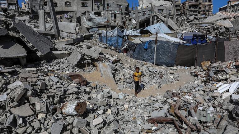  Zerstörte Gebäude und Trümmer sind zu sehen, als vertriebene Palästinenser nach dem Rückzug der israelischen Streitkräfte am 14. Oktober 2025 in die Region Akkad in Khan Yunis im Gazastreifen zurückkehren. Nach Inkrafttreten des Waffenstillstands entdecken Zivilisten weitreichende Zerstörungen, ganze Wohnblocks und Hochhäuser sind zu Ruinen geworden.