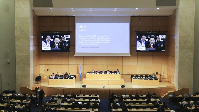 Das Internationale Verhandlungskomitee der Vereinten Nationen hält am 15. August 2025 in Genf eine Plenarsitzung ab, um den weltweit ersten rechtsverbindlichen Vertrag zur Bekämpfung der Plastikverschmutzung zu verabschieden.
