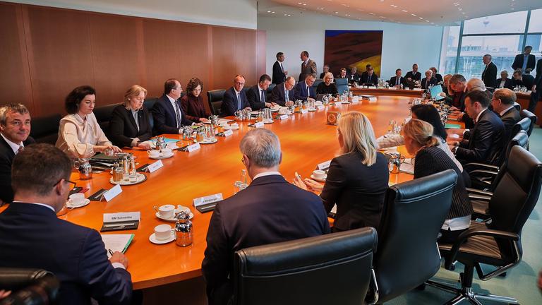 Berlin, Deutschland, 15.10.2025: Bundeskanzleramt: Kabinettssitzung: Die Minister sitzen um Bundeskanzler Friedrich Merz (CDU) am Kabinettstisch
