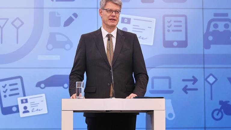 Bundesverkehrsminister Patrick Schnieder bei einem Statement zum Thema "Bezahlbarer Fuehrerschein" in Berlin