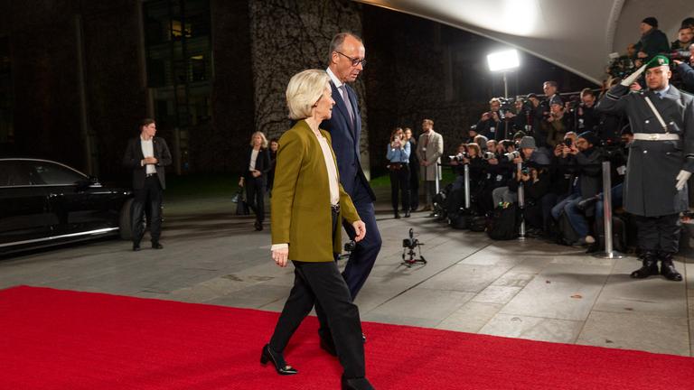 EU-Kommissionspräsidentin von der Leyen zu sehen mit Bundeskanzler Friedrich Merz