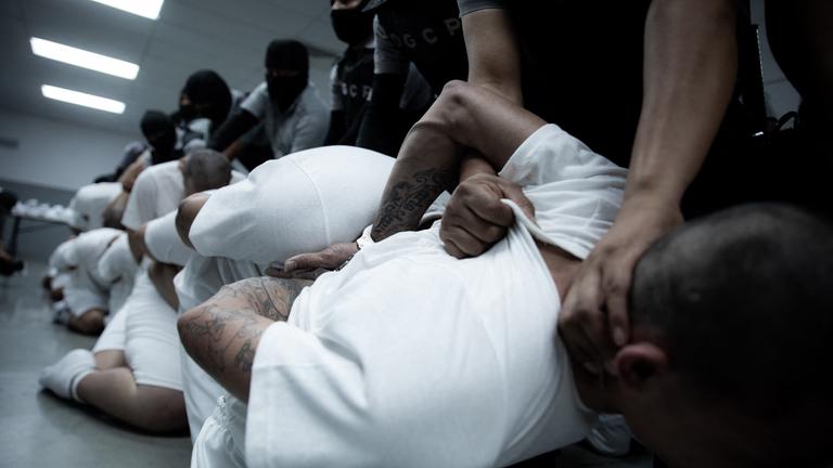 USA deportieren über 250 mutmaßliche Bandenmitglieder in das Mega-Gefängnis von El Salvador