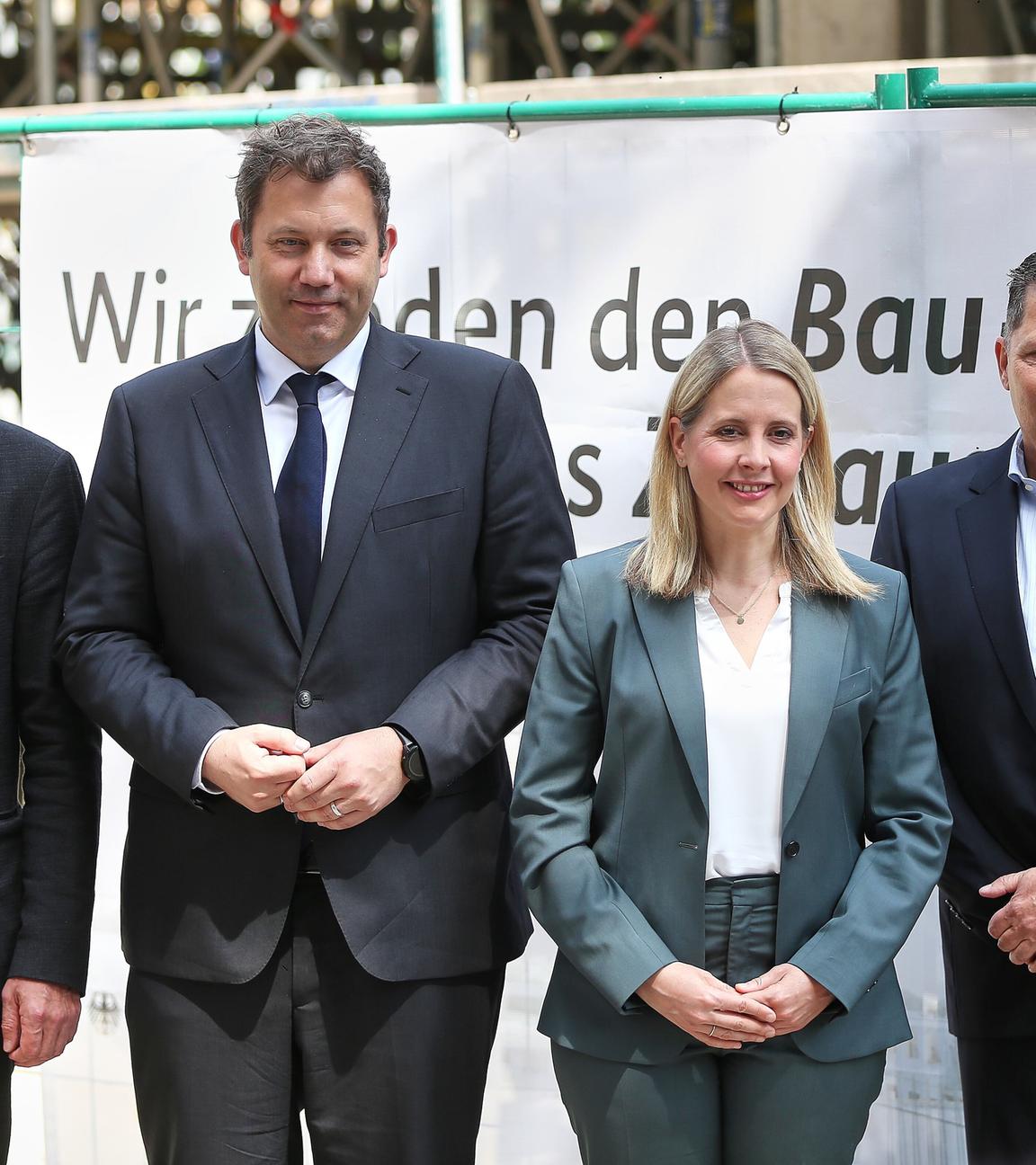 Berlin, Deutschland, 18.06.2025: Neubauvorhaben Koepenicker Strasse: Pressestatement: "Bau-Turbo": Senator fuer Stadtentwicklung, Bauen und Wohnen Christian Gaebler, Bundesminister der Finanzen Lars Klingbeil (SPD), Bundesministerin fuer Wohnen, Stadtentwicklung und Bauwesen Verena Hubertz (SPD) und Geschaeftsfuehrer der Wohnungsbaugesellschaft Berlin-Mitte mbH, Lars Dormeyer