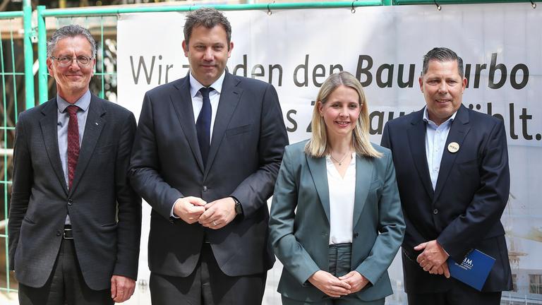 Berlin, Deutschland, 18.06.2025: Neubauvorhaben Koepenicker Strasse: Pressestatement: "Bau-Turbo": Senator fuer Stadtentwicklung, Bauen und Wohnen Christian Gaebler, Bundesminister der Finanzen Lars Klingbeil (SPD), Bundesministerin fuer Wohnen, Stadtentwicklung und Bauwesen Verena Hubertz (SPD) und Geschaeftsfuehrer der Wohnungsbaugesellschaft Berlin-Mitte mbH, Lars Dormeyer