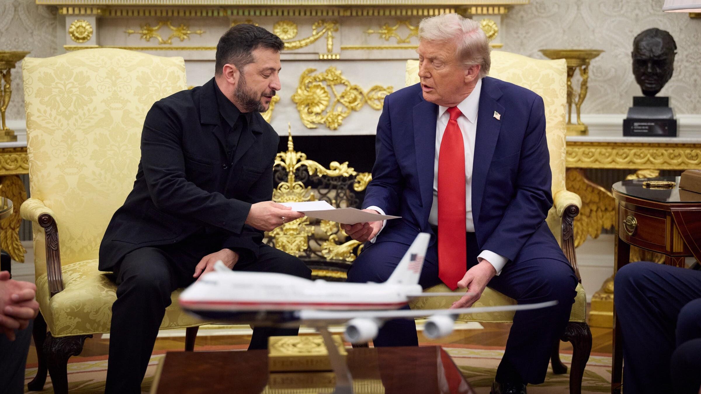 Treffen von Donald Trump mit Wolodymyr Selenskyj und der europäischen Delegation von Staatschefs im Weißen Haus