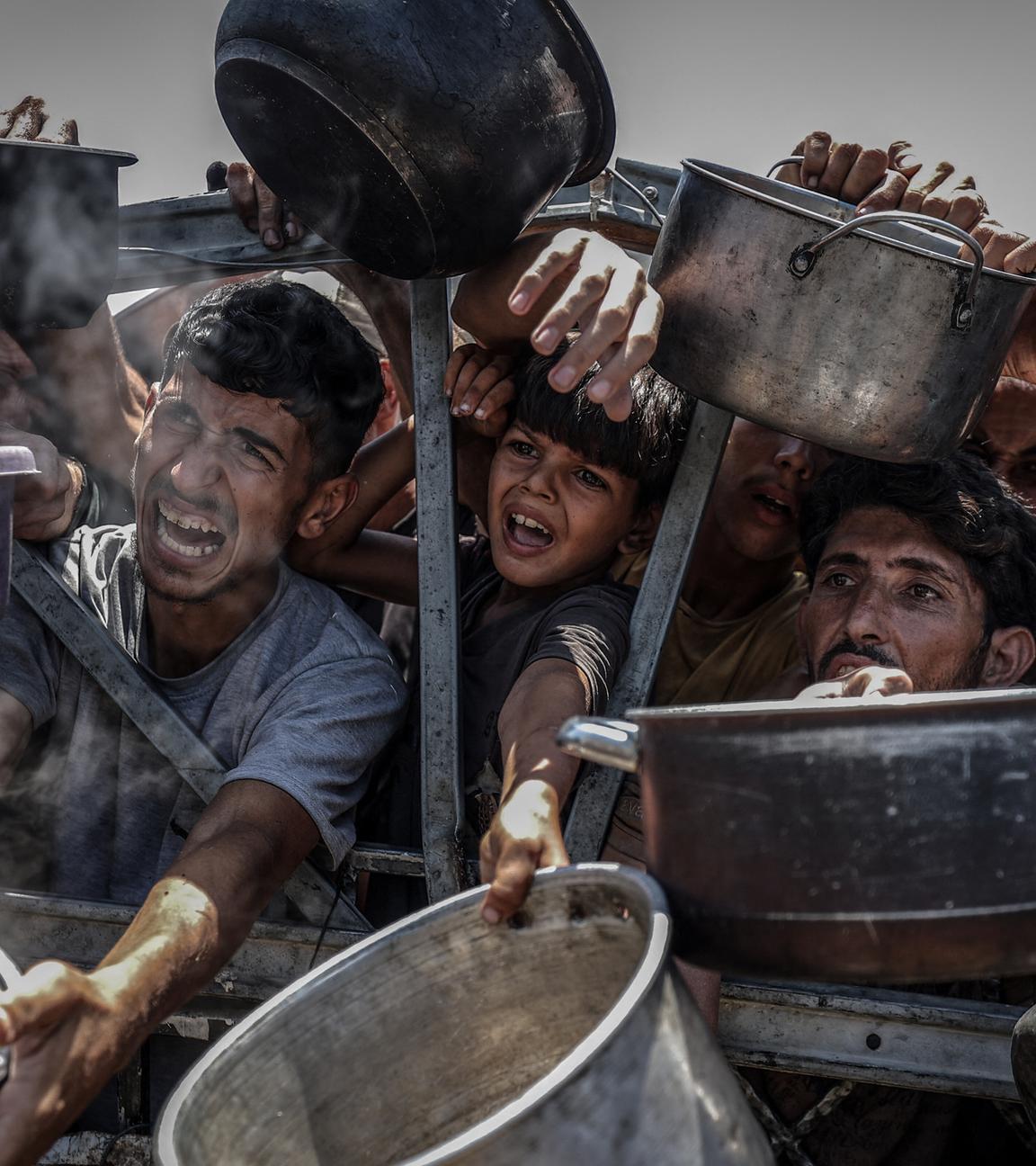 Kinder bei Ausgabe von Nahrungsmitteln in Gaza