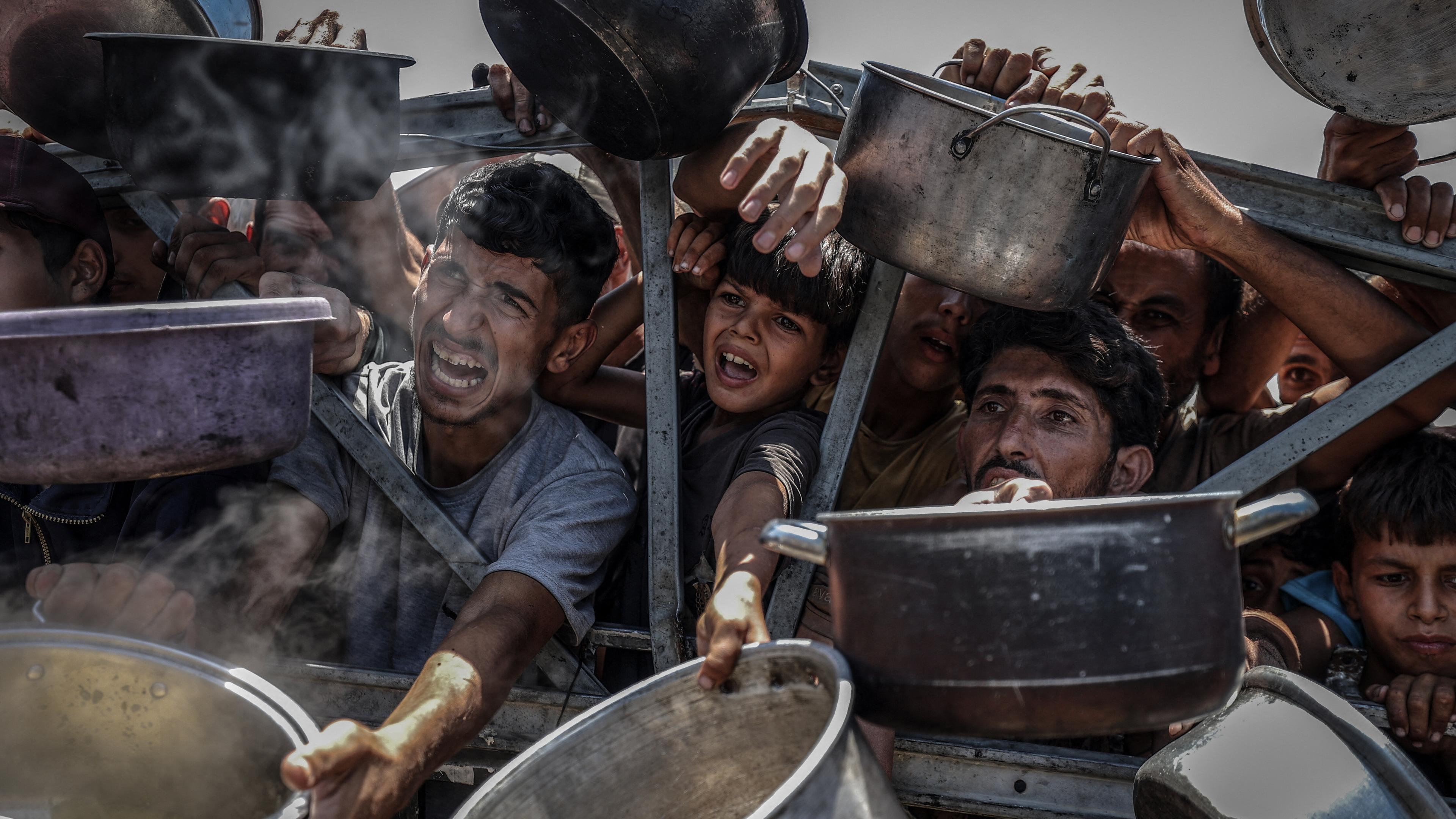 Kinder bei Ausgabe von Nahrungsmitteln in Gaza