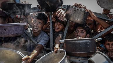 Kinder bei Ausgabe von Nahrungsmitteln in Gaza