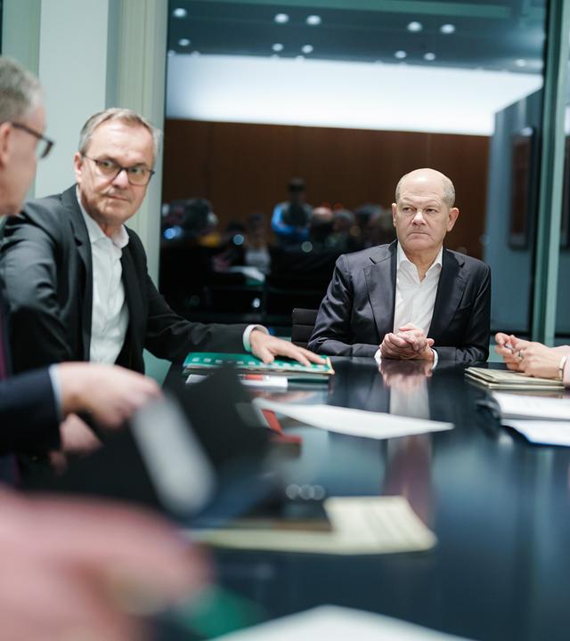 22.01.2025: Bundeskanzler Olaf Scholz bespricht sich nach dem Messerangriff von Aschaffenburg mit Bundesinnenministerin Nancy Faeser und Vertretern der Sicherheitsbehoerden.