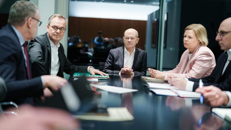 22.01.2025: Bundeskanzler Olaf Scholz bespricht sich nach dem Messerangriff von Aschaffenburg mit Bundesinnenministerin Nancy Faeser und Vertretern der Sicherheitsbehoerden.