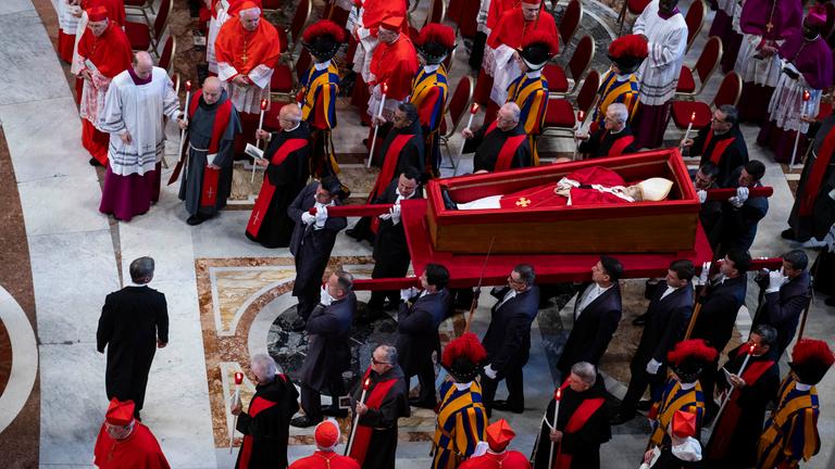 Überführrung des Sarges von Papst Franziskus in den Petersdom
