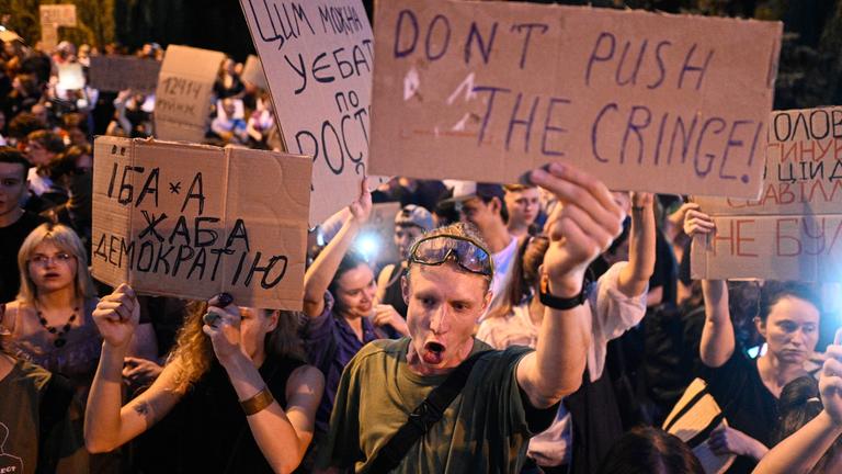 Tausende von Ukrainern protestieren gegen die Umsetzung eines Gesetzes, das die Arbeit von Antikorruptionsinstitutionen regelt