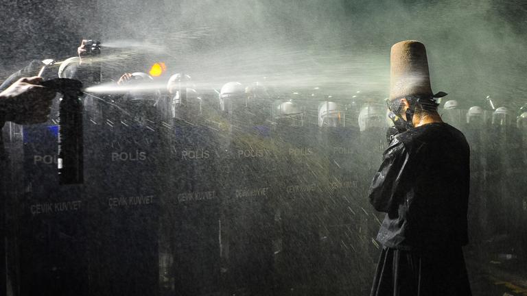 Proteste intensivieren sich nach der Inhaftierung EKREM IMAMOGLUs in Istanbul