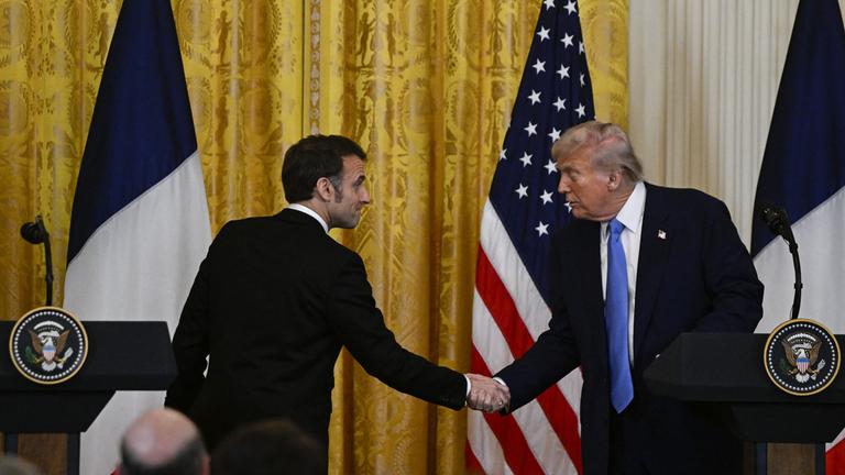 US-Präsident Donald Trump und Frankreichs Präsident Emmanuel Macron halten eine gemeinsame Pressekonferenz im East Room des Weißen Hauses in Washington, D.C., USA, am 24. Februar 2025