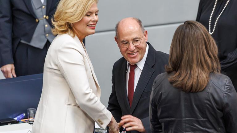 Alterspraesident Gregor Gysi gratuliert Julia Kloeckner zur Wahl der Praesidentin bei der 1.Sitzung im Deutschen Bundestag