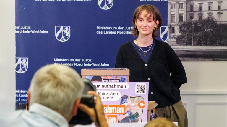 RW-Minister der Justiz Dr. Benjamin Limbach nimmt in Düsselforf am 25.08.2025 die Petition Voyeur-Aufnahmen strafbar machen von Yanni Gentsch entgegen, die online bereits ueber 80.000 Menschen unterzeichnet haben