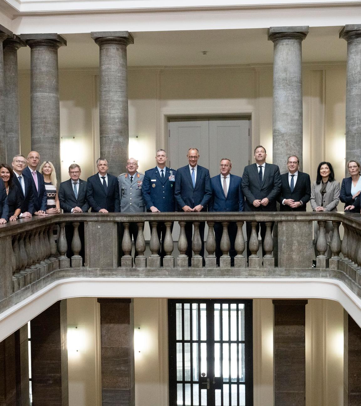 Alexus G. Grynkewich, Carsten Breuer, Friedrich Merz und Boris Pistorius mit weiteren Kabinettsmitgliedern nach der 14. Sitzung des Bundeskabinetts im Bundesministerium der Verteidigung. Berlin, 27.08.2025