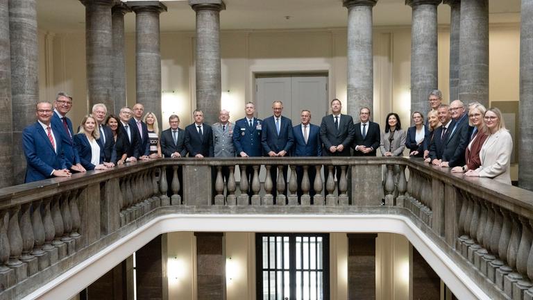 Alexus G. Grynkewich, Carsten Breuer, Friedrich Merz und Boris Pistorius mit weiteren Kabinettsmitgliedern nach der 14. Sitzung des Bundeskabinetts im Bundesministerium der Verteidigung. Berlin, 27.08.2025