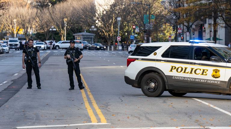 Offiziere des Secret Services' blockieren eine Straße, die zum Weißen Haus führen nachdem Schüsse auf zwei Nationalgardisten gefallen sind.