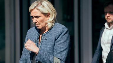 Die Fraktionsvorsitzende der rechtsextremen französischen Partei Rassemblement National (RN), Marine Le Pen (R), geht beim Verlassen des Gerichtsgebäudes des Tribunal de Paris durch einen Gerichtssaal 