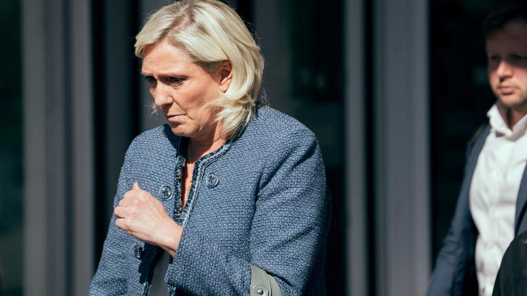 Die Fraktionsvorsitzende der rechtsextremen französischen Partei Rassemblement National (RN), Marine Le Pen (R), geht beim Verlassen des Gerichtsgebäudes des Tribunal de Paris durch einen Gerichtssaal 