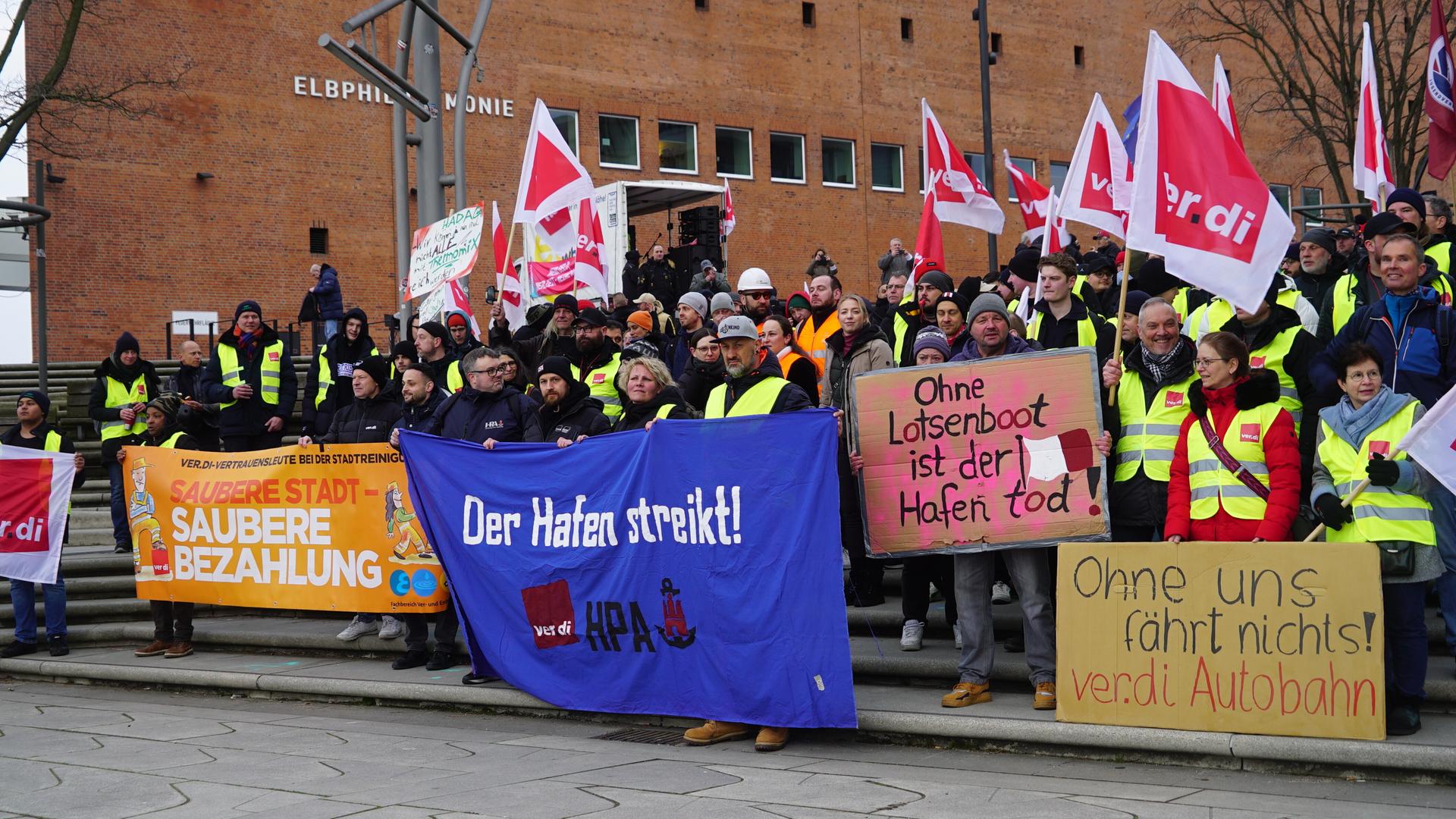 Warnstreik vor der Hamburger Elbphilharmonie
