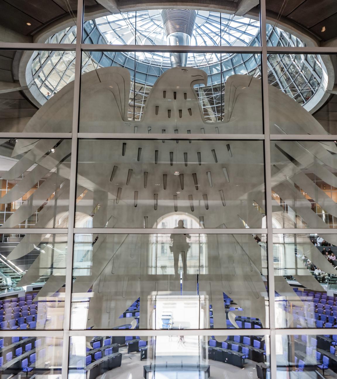 Blick auf Bundesadler und Plenarsaal im Reichstagsgebäude