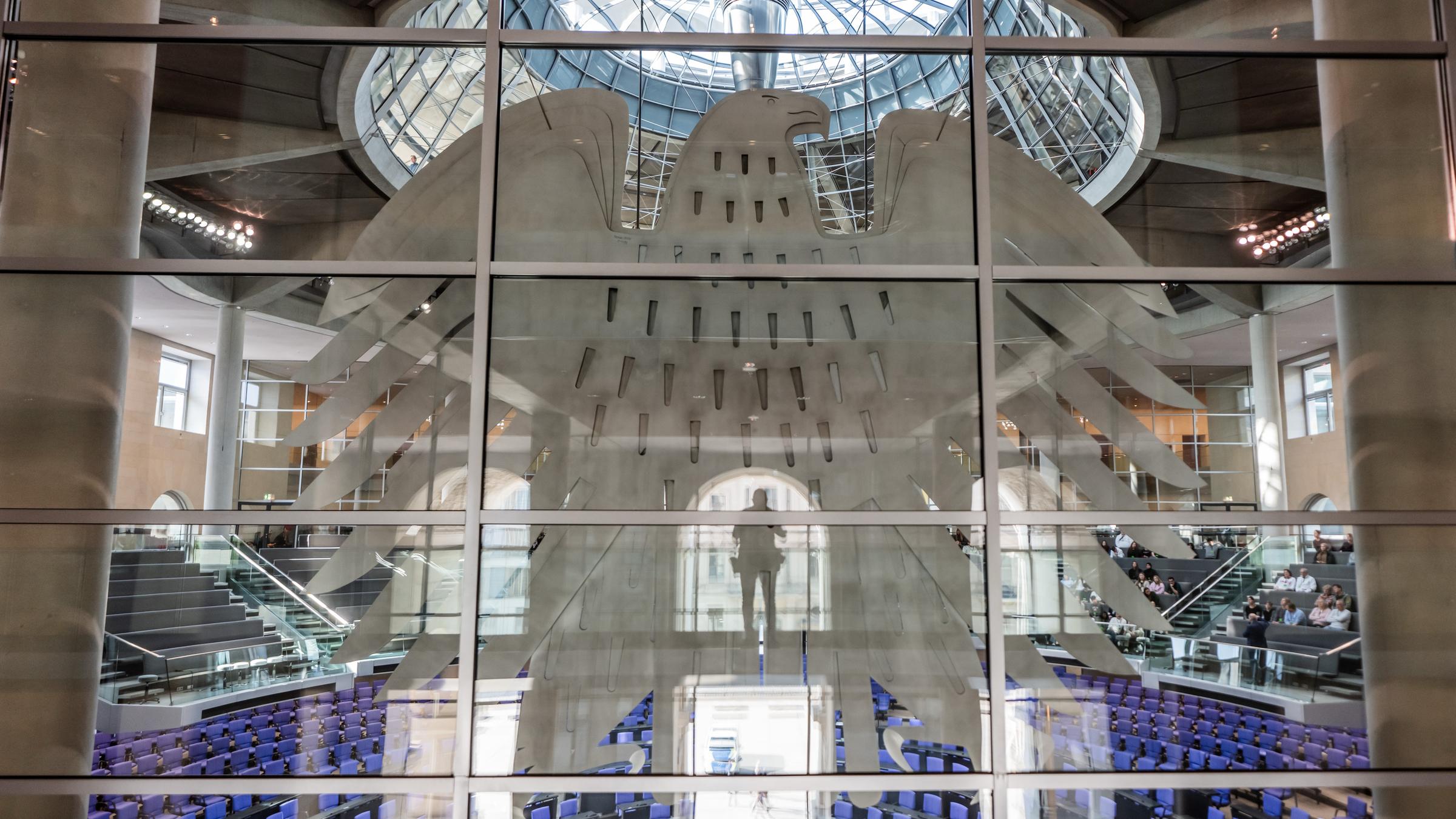 Blick auf Bundesadler und Plenarsaal im Reichstagsgebäude