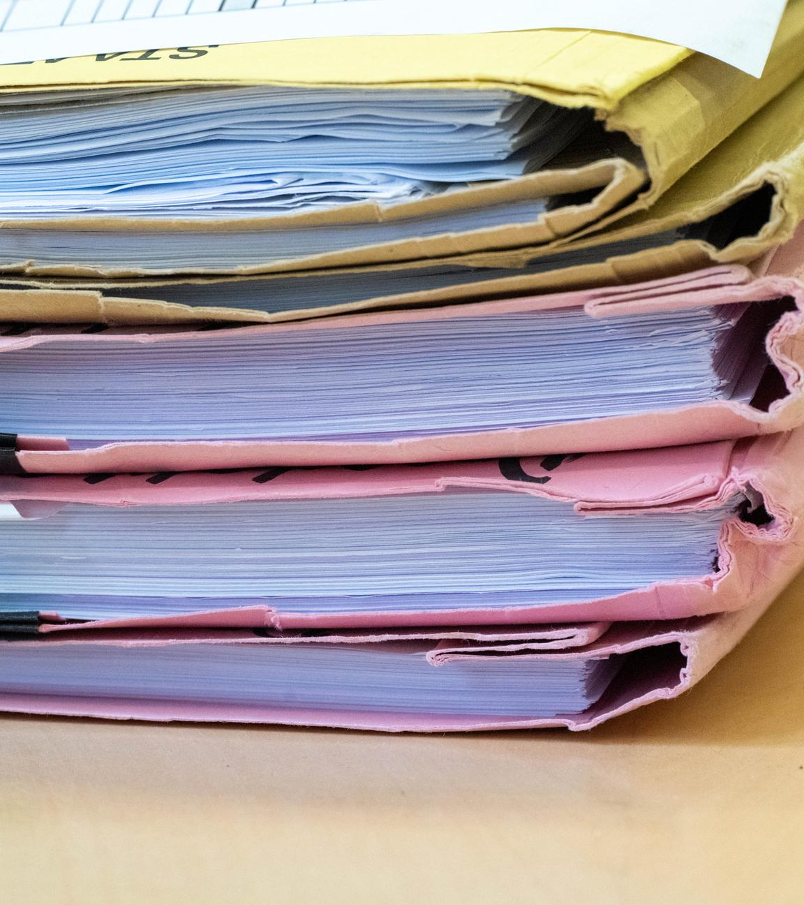 26.03.2025, Mecklenburg-Vorpommern, Stralsund: Akten liegen im Gerichtssaal des Amtsgerichts. Bei dem Unfall war am 16. August 2022 ein mit drei Personen besetzten Motorboot auf ein anderes Motorboot mit sechs Menschen an Bord aufgefahren, von denen eine 66-jährige Frau starb