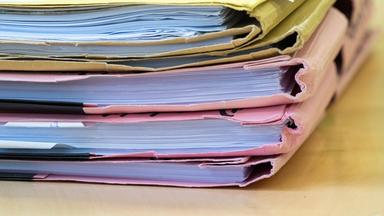 26.03.2025, Mecklenburg-Vorpommern, Stralsund: Akten liegen im Gerichtssaal des Amtsgerichts. Bei dem Unfall war am 16. August 2022 ein mit drei Personen besetzten Motorboot auf ein anderes Motorboot mit sechs Menschen an Bord aufgefahren, von denen eine 66-jährige Frau starb