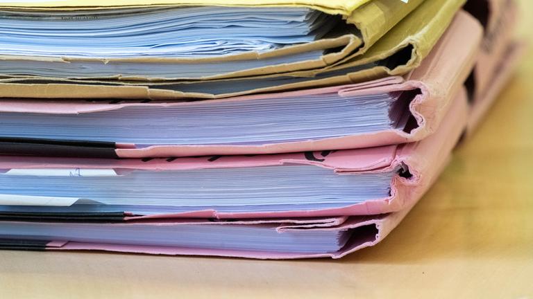 26.03.2025, Mecklenburg-Vorpommern, Stralsund: Akten liegen im Gerichtssaal des Amtsgerichts. Bei dem Unfall war am 16. August 2022 ein mit drei Personen besetzten Motorboot auf ein anderes Motorboot mit sechs Menschen an Bord aufgefahren, von denen eine 66-jährige Frau starb