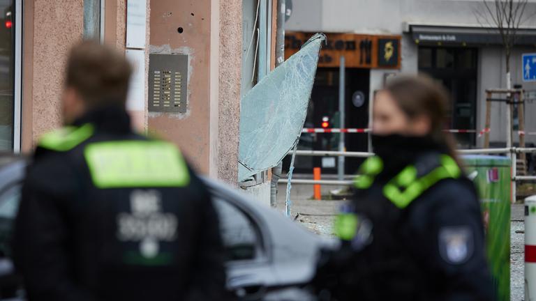  Durch die Explosion einer mutmaßlichen Kugelbombe sind zahlreiche Fensterscheiben in der Vorbergstraße im Stadtteil Schöneberg zu Bruch gegangen, Berlin am 01.01.2025