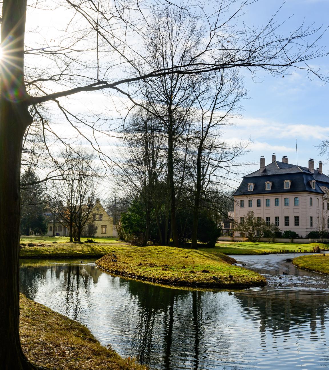 ie Morgensonne scheint über dem Park der Stiftung Fürst-Pückler-Museum Park und Schloss Branitz (SFPM).