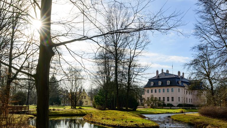 ie Morgensonne scheint über dem Park der Stiftung Fürst-Pückler-Museum Park und Schloss Branitz (SFPM).