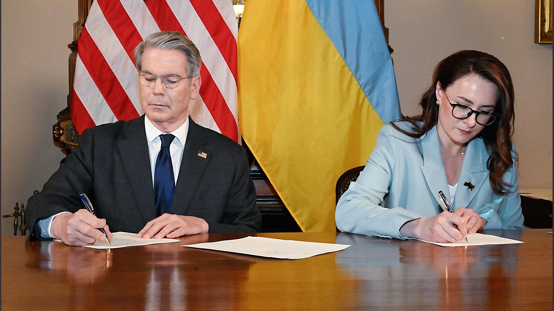 US-Finanzminister Scott Bessent und die ukrainische Vizeregierungschefin Julia Swyrydenko unterzeichnen das Vertragswerk zur Einrichtung eines Wiederaufbaufonds.