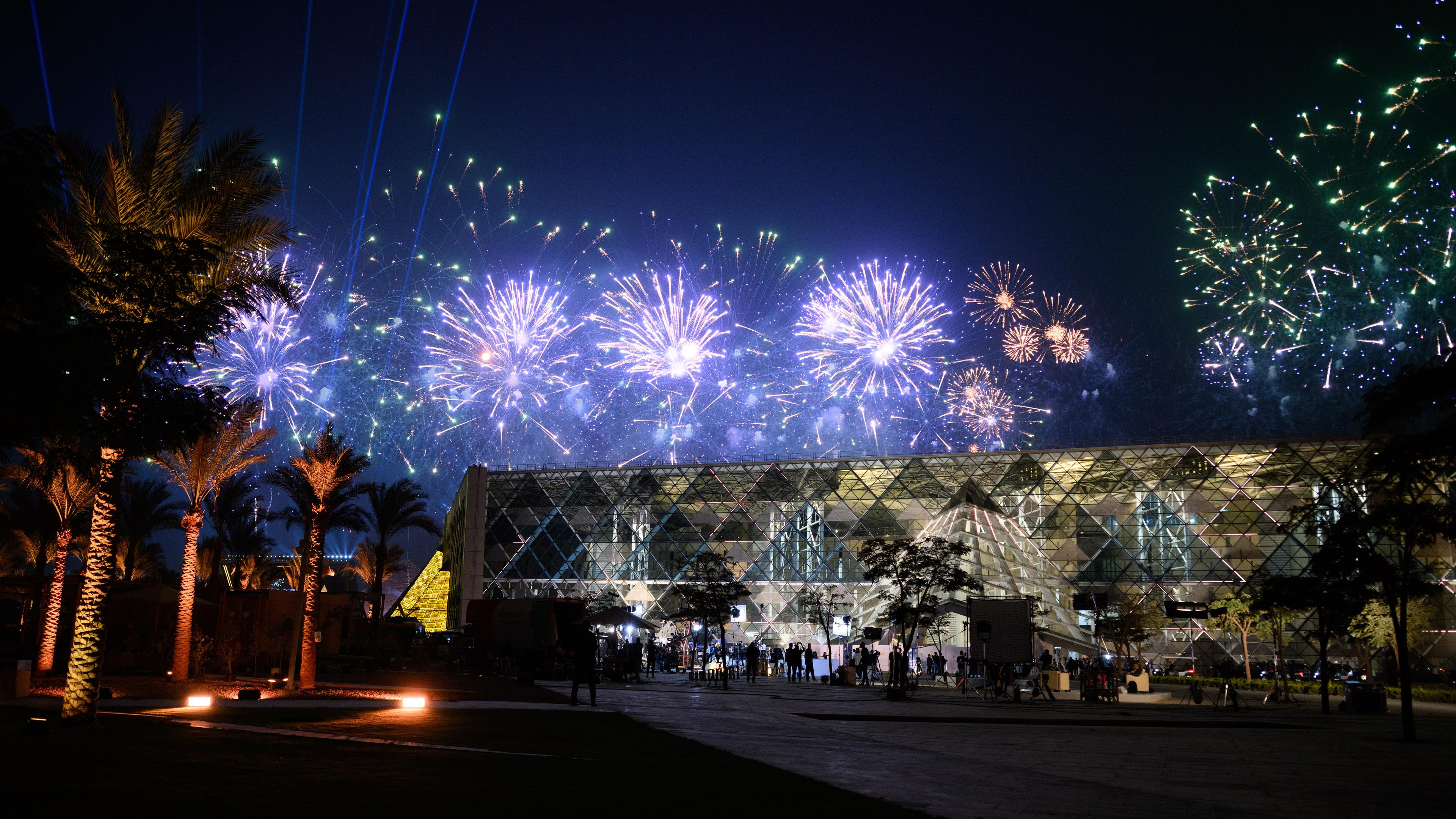 Ein Feuerwerk wird bei der Eröffnung des Großen Ägyptischen Museums (Grand Egyptian Museum - GEM) über dem Museum gezündet