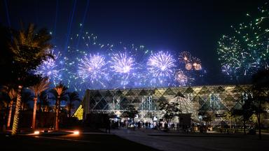 Ein Feuerwerk wird bei der Eröffnung des Großen Ägyptischen Museums (Grand Egyptian Museum - GEM) über dem Museum gezündet