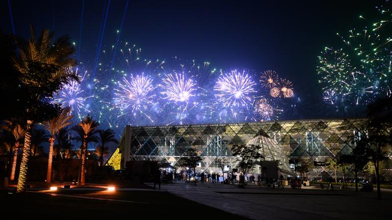 Ein Feuerwerk wird bei der Eröffnung des Großen Ägyptischen Museums (Grand Egyptian Museum - GEM) über dem Museum gezündet