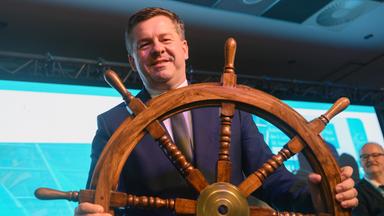 Sven Schulze (CDU), Minister für Wirtschaft, Tourismus, Landwirtschaft und Forsten des Landes Sachsen-Anhalt, steht mit einem Steuerrad auf der Bühne der Landesvertreterversammlung der CDU
