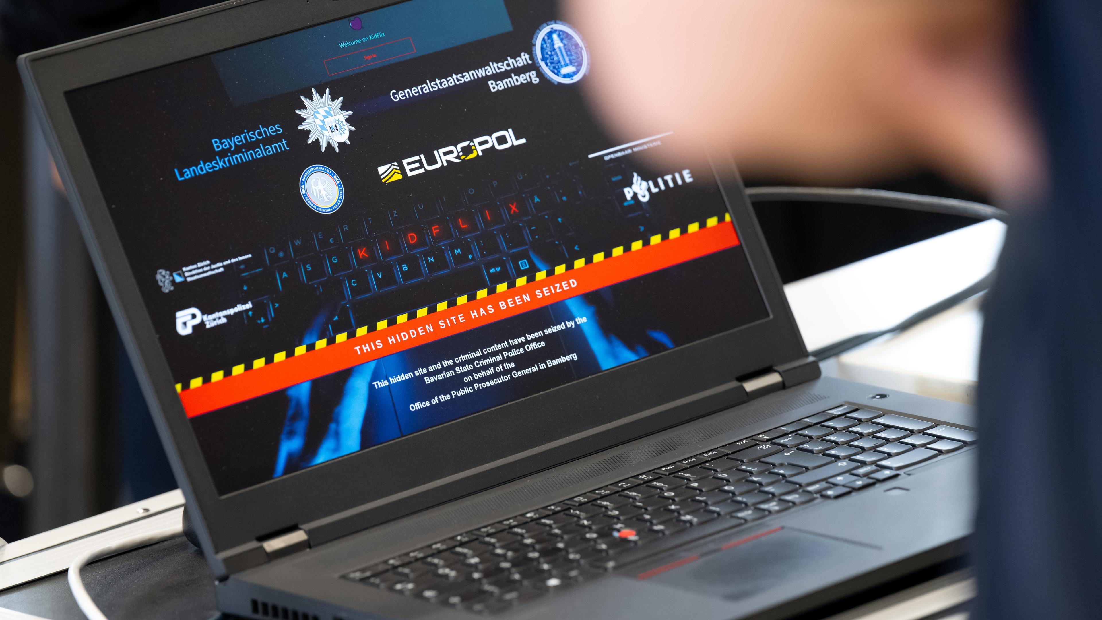 02.04.2025, Bayern, München: Eine symbolische Darstellung der Darknet-Plattform «Kidflix» ist im bayerischen Landeskriminalamt während einer Pressekonferenz auf einem Laptop zu sehen.