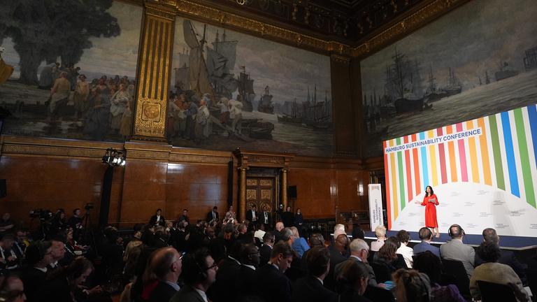 02.06.2025, Hamburg: Reem Alabali-Radovan (SPD), Bundesministerin für wirtschaftliche Zusammenarbeit und Entwicklung, spricht zu Beginn der Eröffnung der Hamburg Sustainability Conference (HSC) im Großen Festsaal im Rathaus