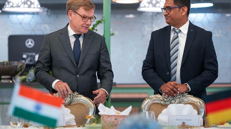 Indien, Bengaluru: Bundesaußenminister Johann Wadephul (l, CDU) besucht das Mercedes-Benz Research and Development India (Forschungs- und Entwicklungszentrum von Mercedes Benz in Indien) und unterhält sich vor dem Lunch mit Geschäftsführer Manu Saale