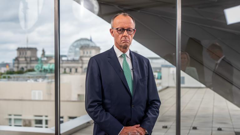 Berlin: Bundeskanzler Friedrich Merz (CDU) wartet vor der Aufzeichnung des ProSieben/Sat.1-Sommerinterviews im Studio am Pariser Platz.