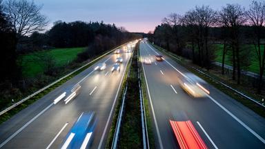  Niedersachsen, Westerstede: Autos sind am Morgen auf der Autobahn A28 unterwegs (Aufnahme mit langer Belichtungszeit). Nahe Westerstede soll ein neues Autobahndreieck von A28 und der Küstenautobahn A20 entstehen. Eine Baugenehmigung für den Abschnitt der A20 zwischen Westerstede und Jaderberg liegt bereits vor.