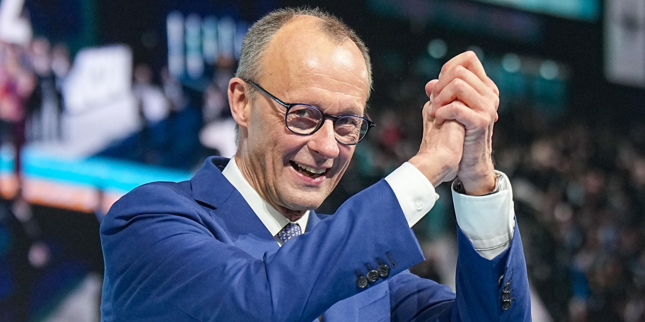 Friedrich Merz, Kanzlerkandidat der Union und CDU-Bundesvorsitzender, winkt mit gefalteten Händen ins Publikum nach seiner Rede beim 37. Bundesparteitag der CDU