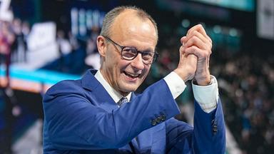 Friedrich Merz, Kanzlerkandidat der Union und CDU-Bundesvorsitzender, winkt mit gefalteten Händen ins Publikum nach seiner Rede beim 37. Bundesparteitag der CDU