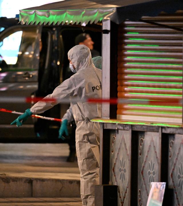 Beamte der Spurensicherung untersuchen den Tatort in der Innenstadt. 