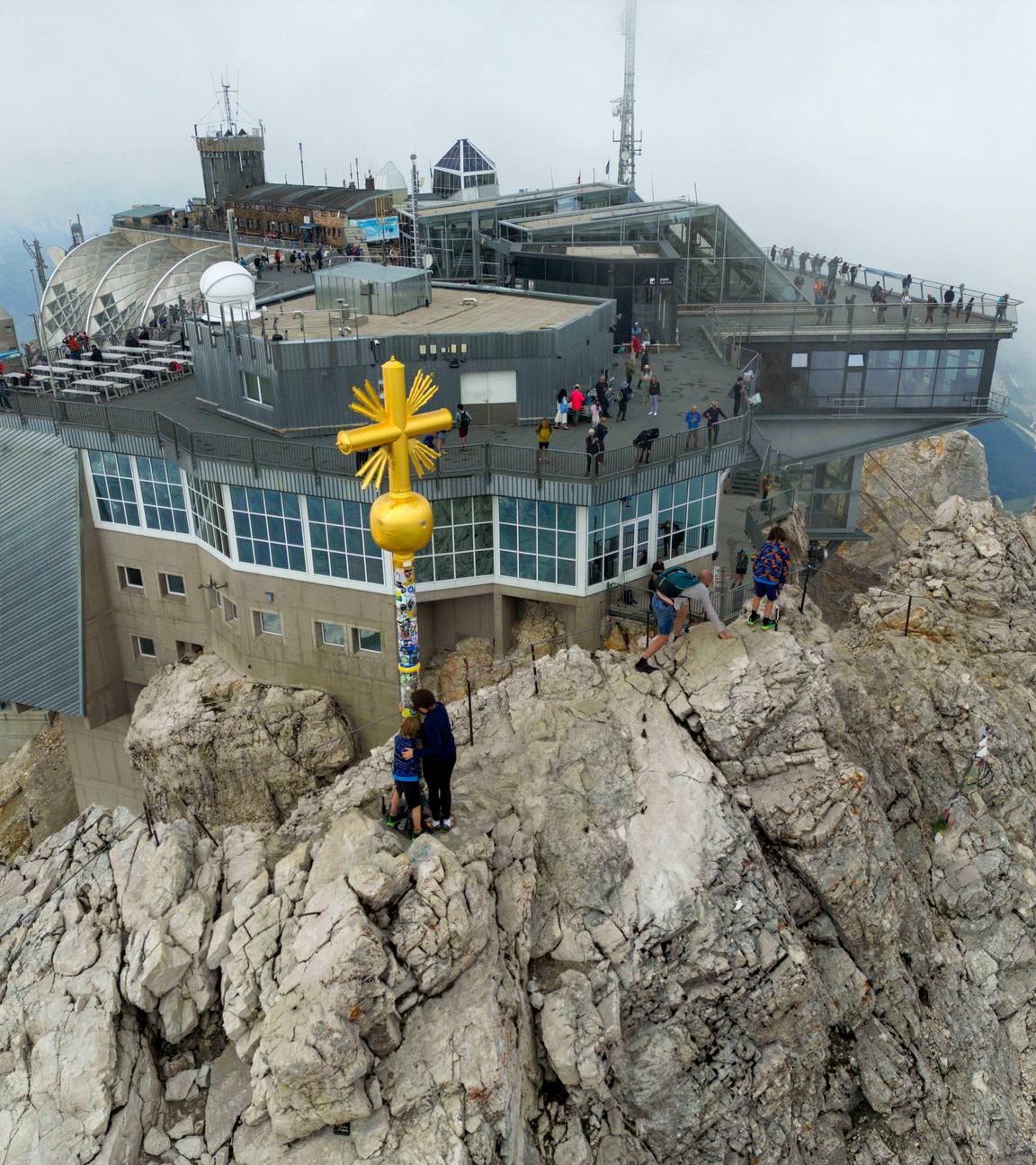 Präsentation zweites Gipfelkreuz auf der Zugspitze