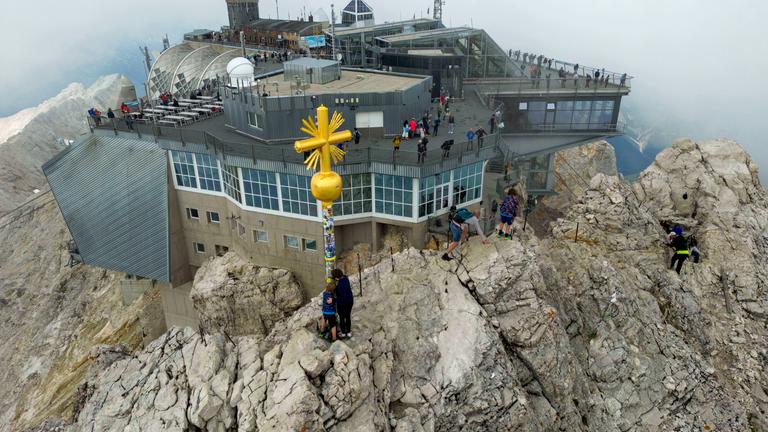 Präsentation zweites Gipfelkreuz auf der Zugspitze